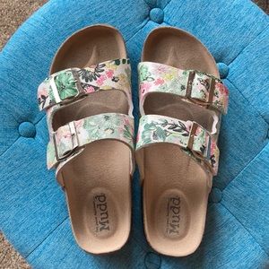 Mudd flower 🌸 clasp sandals size 8.5/9